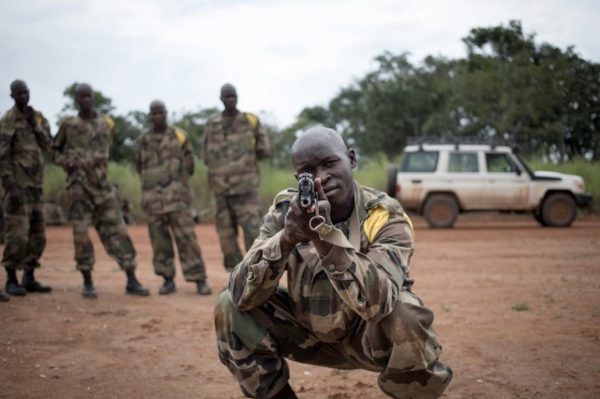 El 5 de agosto de 2019, soldados de las Fuerzas Armadas centroafricanas se entrenan en el manejo del fusil de asalto AK-47, en el campamento Leclerc, a 600 kilómetros al noroeste de Bangui, capital de la República Centroafricana. Foto: Florent Vergnes/AFP (recuperada por The Conversation).